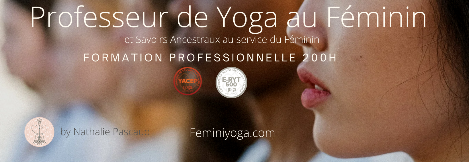 Groupe de femmes pratiquant le yoga féminin avec mention de la formation 200h et certification Yoga Alliance rys 500 et yacep