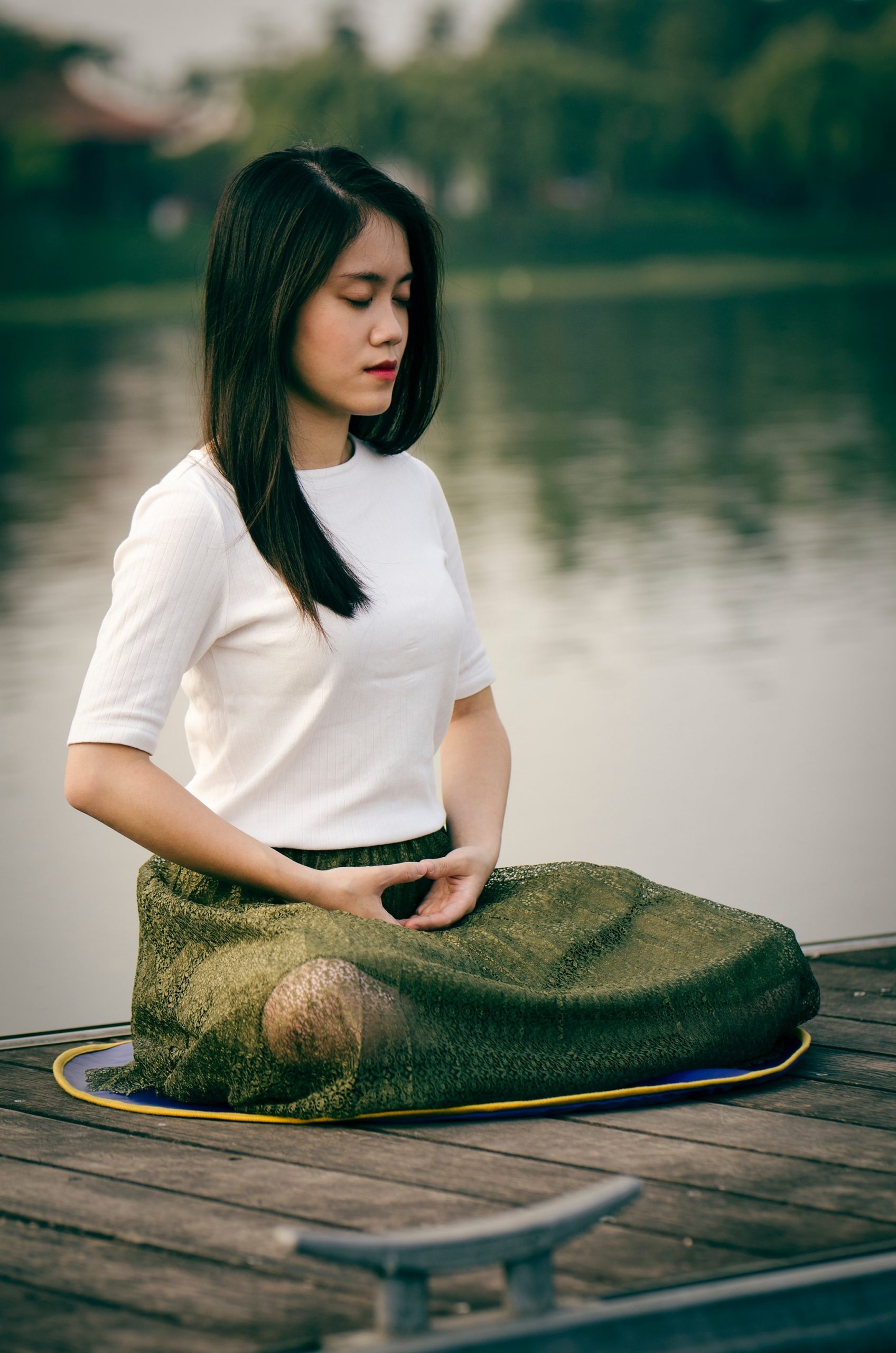 Pratique de yoga au féminin en extérieur dans un cadre naturel.
