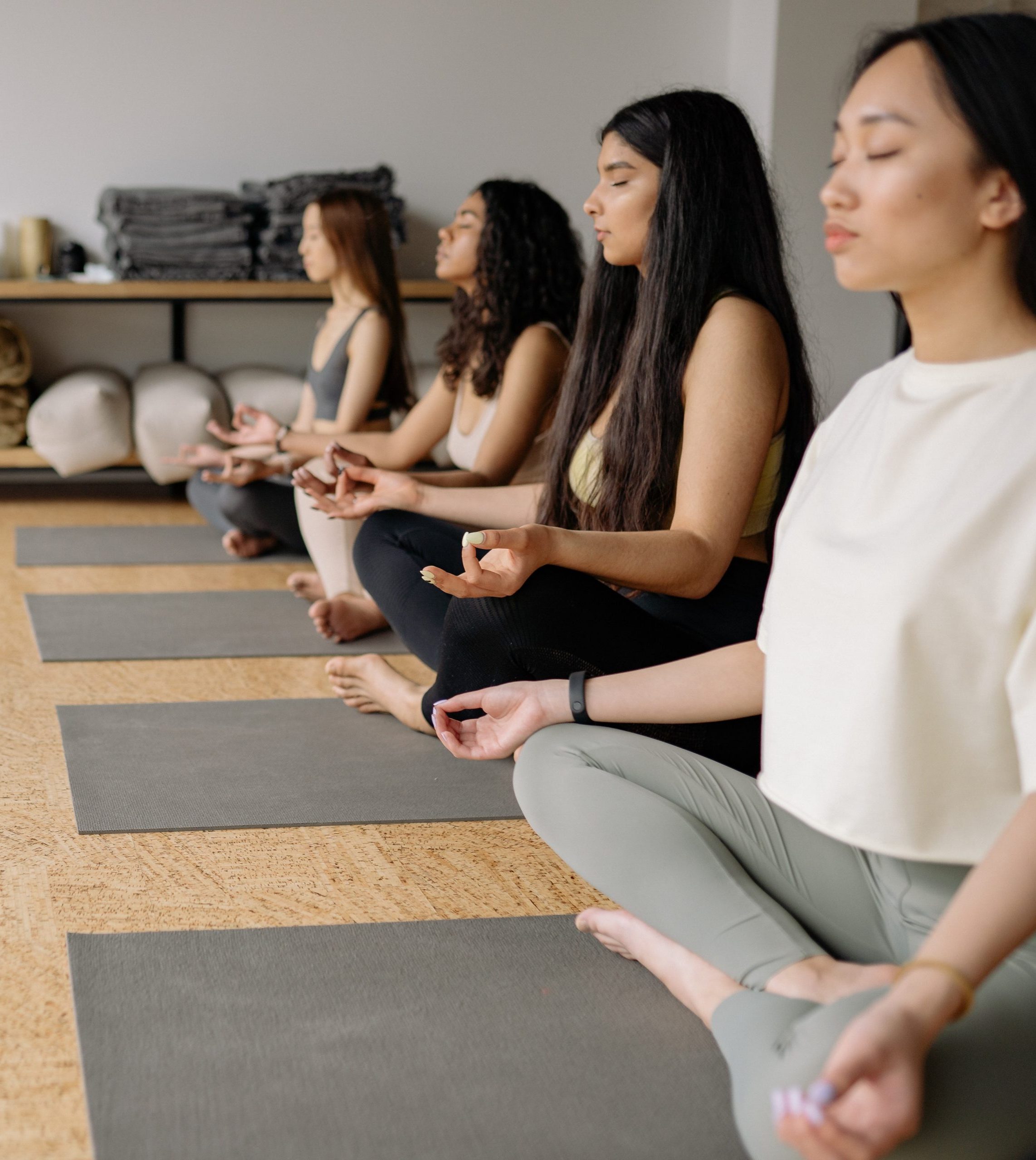 Groupe de femmes pratiquant le yoga ensemble pendant la formation 200h au féminin.